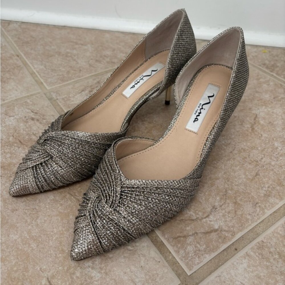 Nina New York Taylie pumps d'Orsay silhouette w/ a pointed toe and kitten heel 6